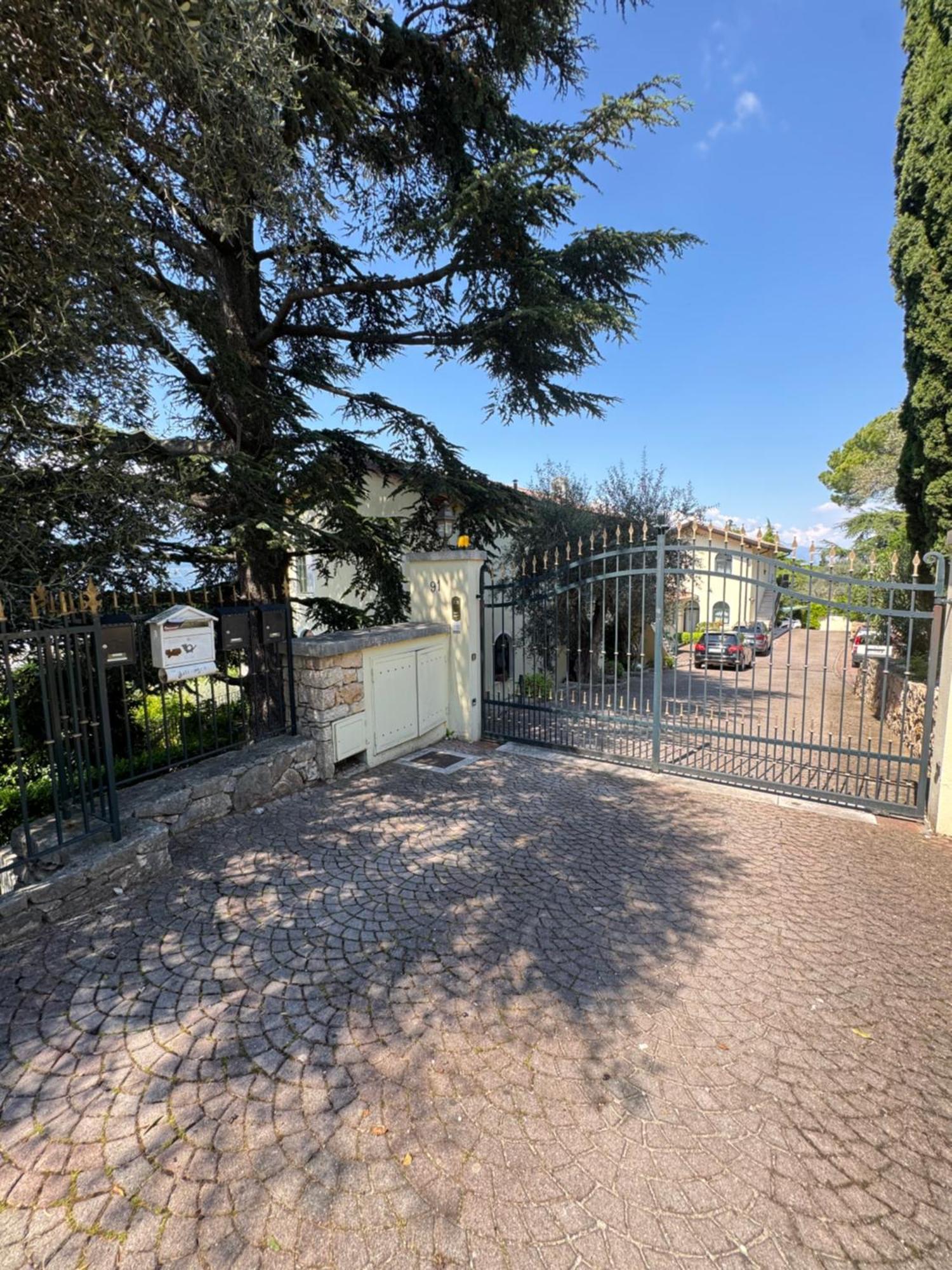 Appartamento La Perla Torri Del Benaco Exterior foto